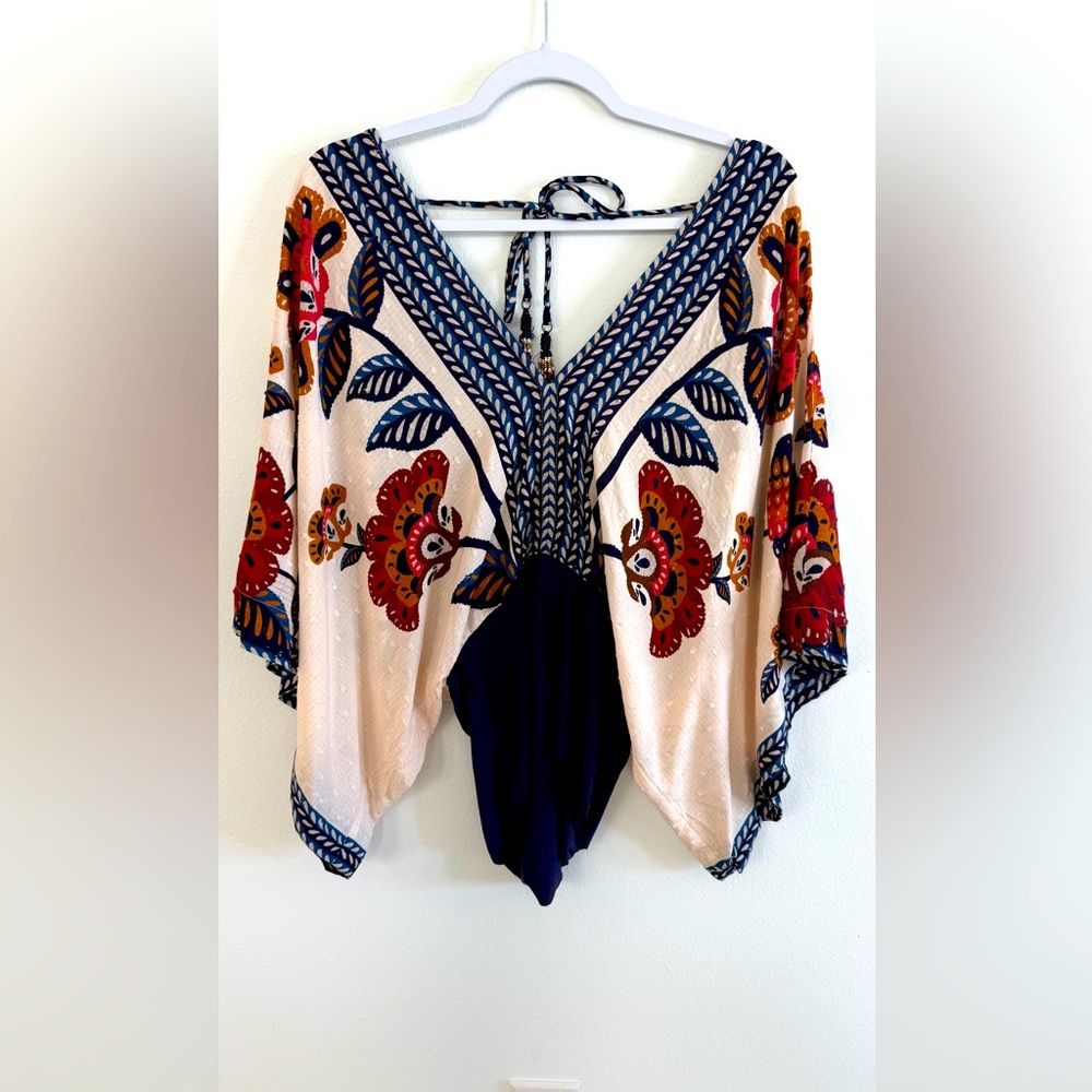 Sold M ! S available
Farm Rio bodysuit butterfly kaftan sleeves with Back ties - Picture 3 of 8